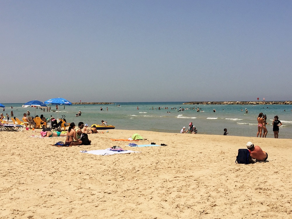 テルアビブのビーチ。青くきれいな地中海が広がります