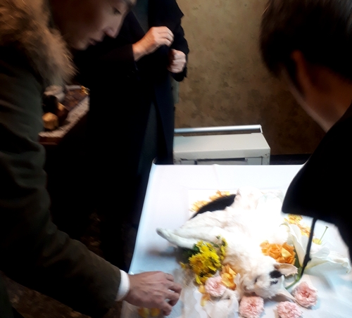 最後、家族全員がお花をたむけてお別れを