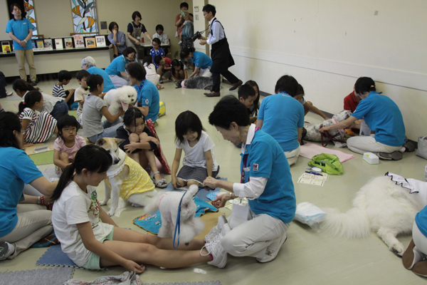 ふれあい教室には23人の子どもが参加、11頭の犬たちとふれあった（ｃ）大塚敦子