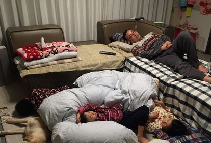 修了式の前夜は家族全員でリビングで寝ました