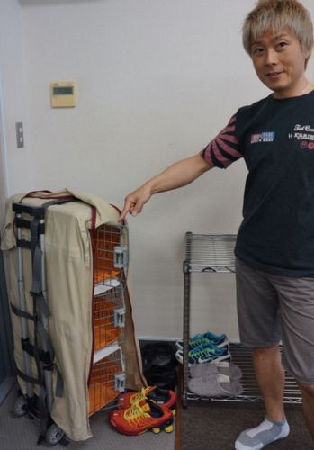 福田さんは3匹をこの特性キャリーに入れて通勤する