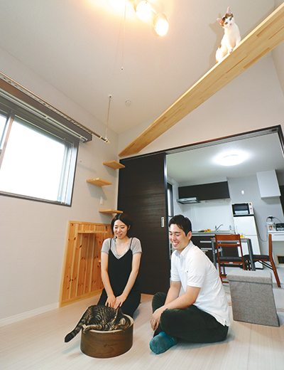 明るく広々とした印象の居間