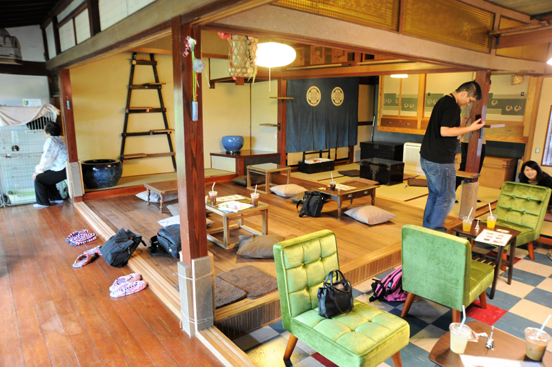 築100年の民家をリフォームした「月猫」の店内