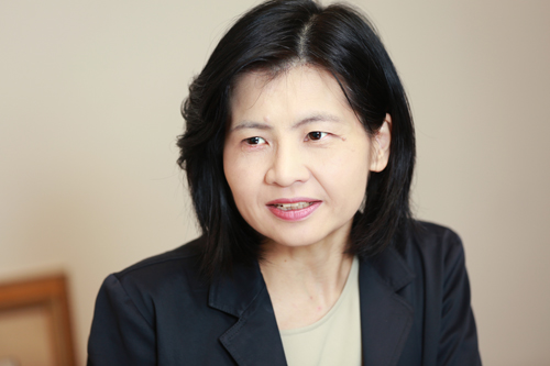 猫の生態について語る入交眞巳さん＝岡田晃奈撮影 