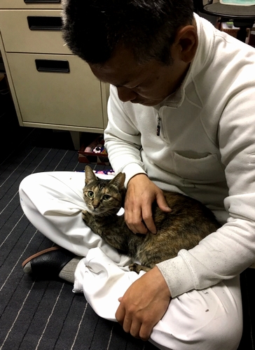 はなこ（たまこの母）を膝にのせる二郎さん