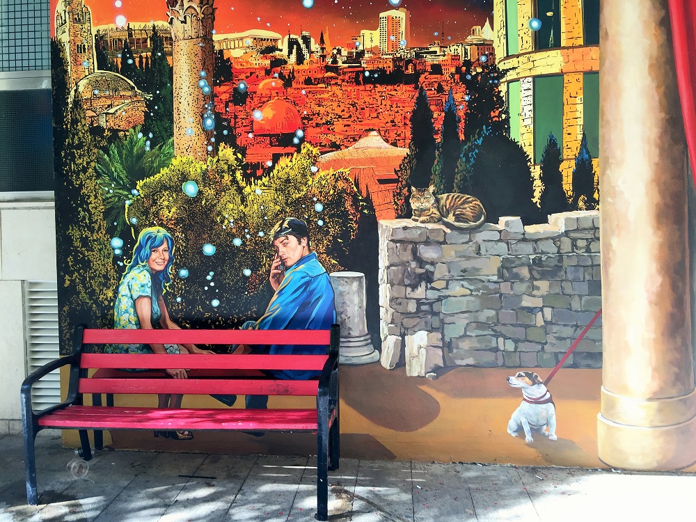 なんだか絵の中の猫も、ちょっと警戒してるような．．．