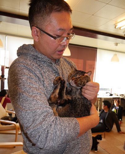 お年寄りの家に残されていた「とらこ」を抱く梅田さん