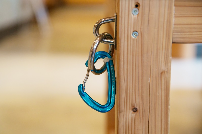 ワンちゃんをつないでおくフックがあるので安心です