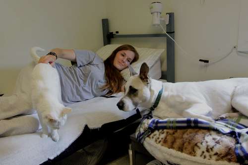 女子刑務所の居室でのカミールと猫のルナ（ｃ）大塚敦子