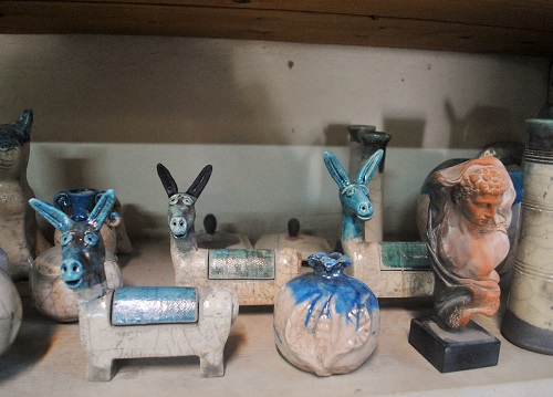 伝統的な製法で作る、赤土の陶器の工房。ここでもロバ。表情が何とも言えません！ちなみに、この工房でなら、同じ伝統的製法で作られたお皿が、ホラや空港のお店にくらべて7割オフぐらいで買えてお得です。鳥の形をした水笛やお皿、マグカップなども（ダマラス）