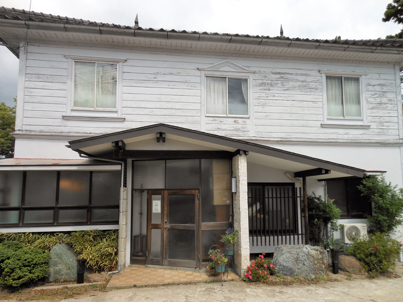 富山市中心部から車で約20分。6月10日にオープンした「月猫カフェ」