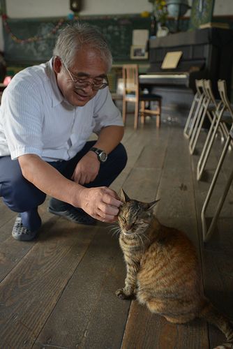 学校で世話をしてくれる前澤さん。「そこ気持ちいいのニャア」