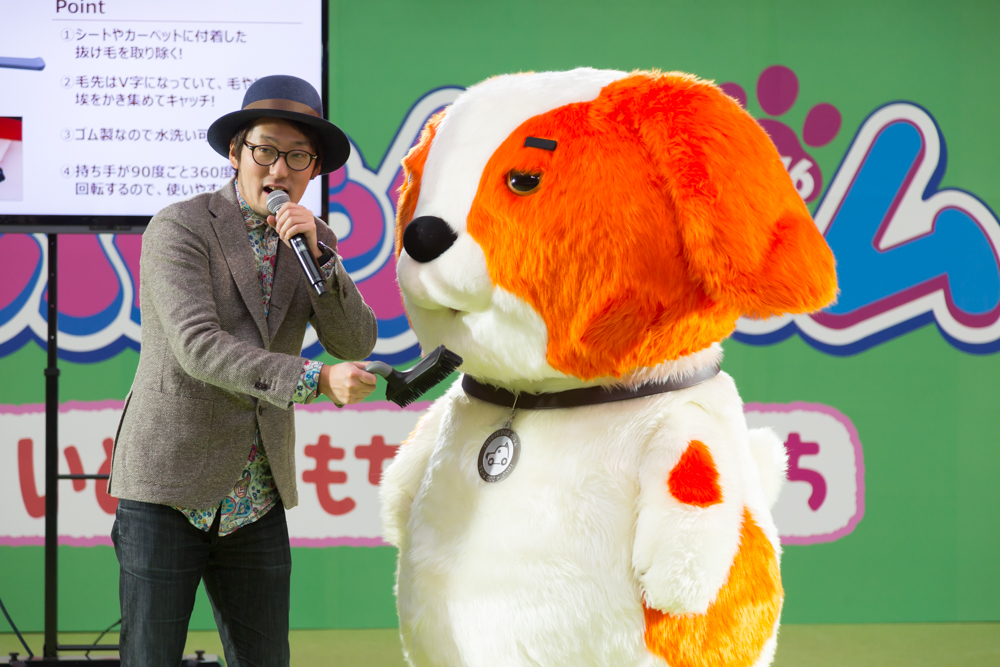 イベントでは便利グッズをたくさん紹介。愛犬の毛がよくとれるブラシで車をきれいに保ちましょう。
