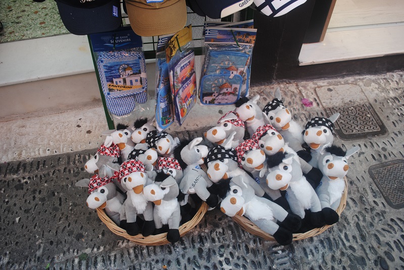 お土産屋さんの軒先にて。ロバグッズはぬいぐるみやTシャツからロバミルクを使った化粧品まで、幅広く！