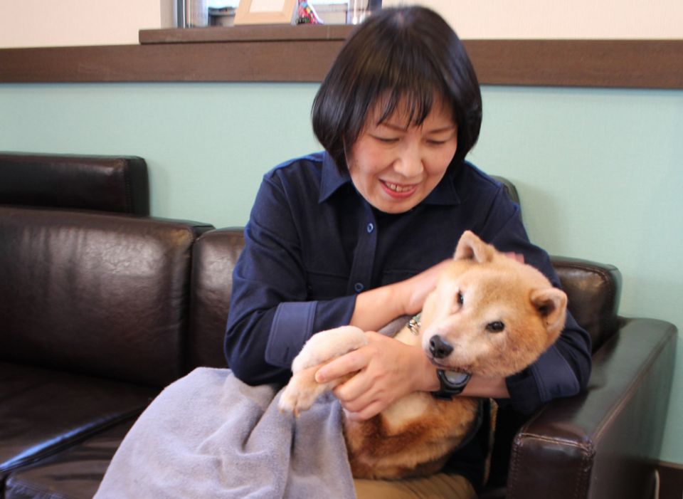 保護犬を抱く山本りつこさん