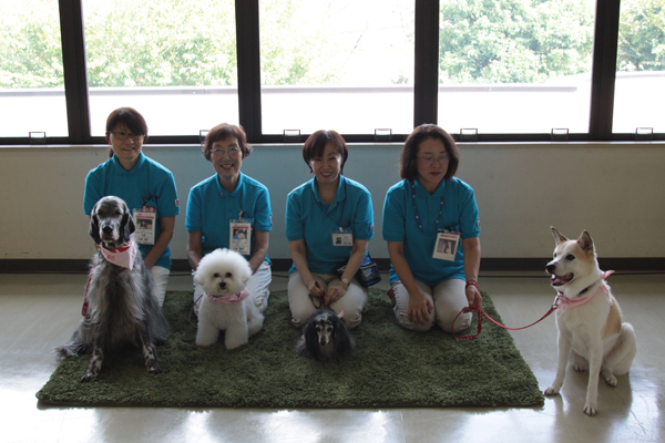 「わん！だふる読書体験」に参加したJAHAのボランティアとセラピー犬たち（ｃ）大塚敦子