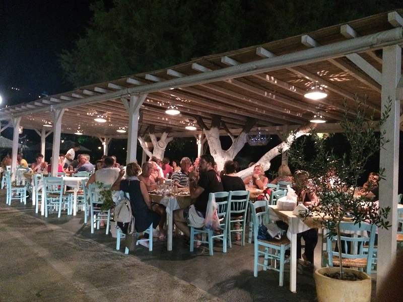 ギリシャ人は屋外でのコーヒー・食事大好き！<br/>6月なら人気店は屋外席から埋まっていきます