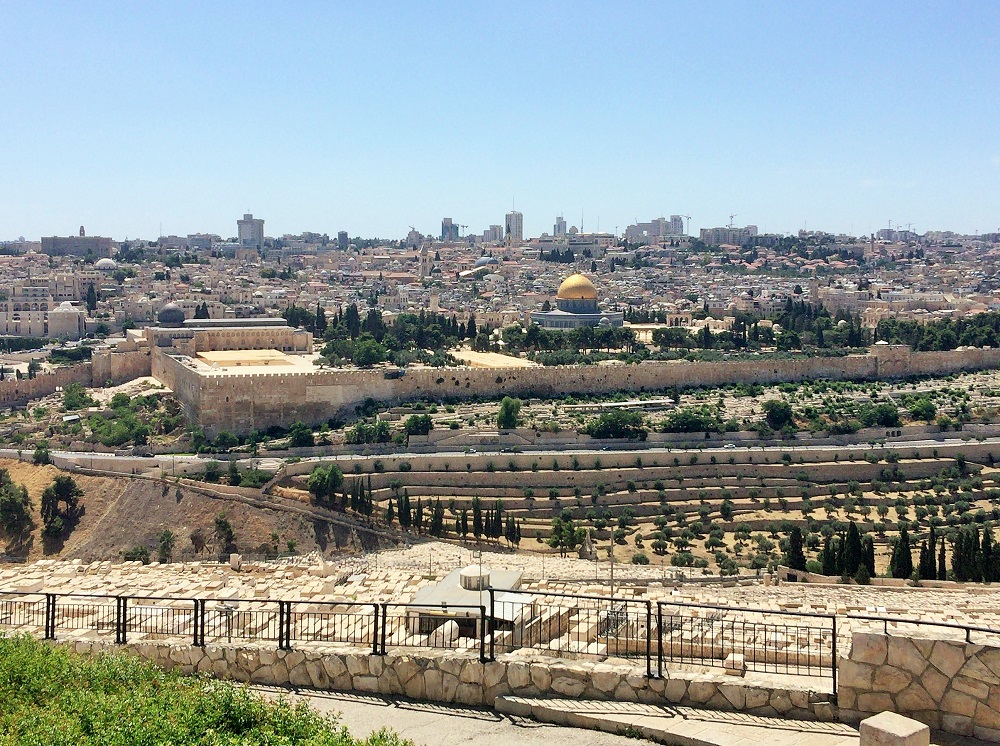 オリーブ山から見た旧市街。真ん中の金色の建物がムハンマド昇天でおなじみの「岩のドーム」
