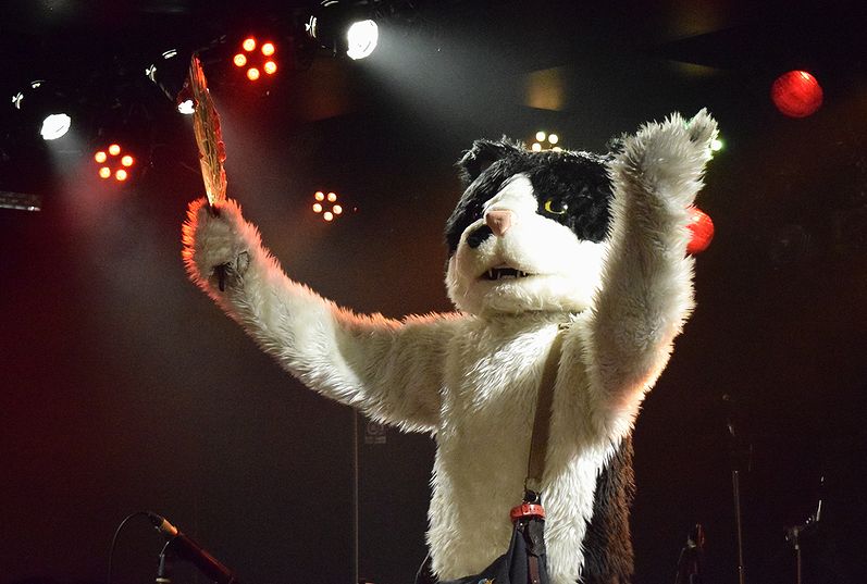 「アガってく音頭」で、客もあおる