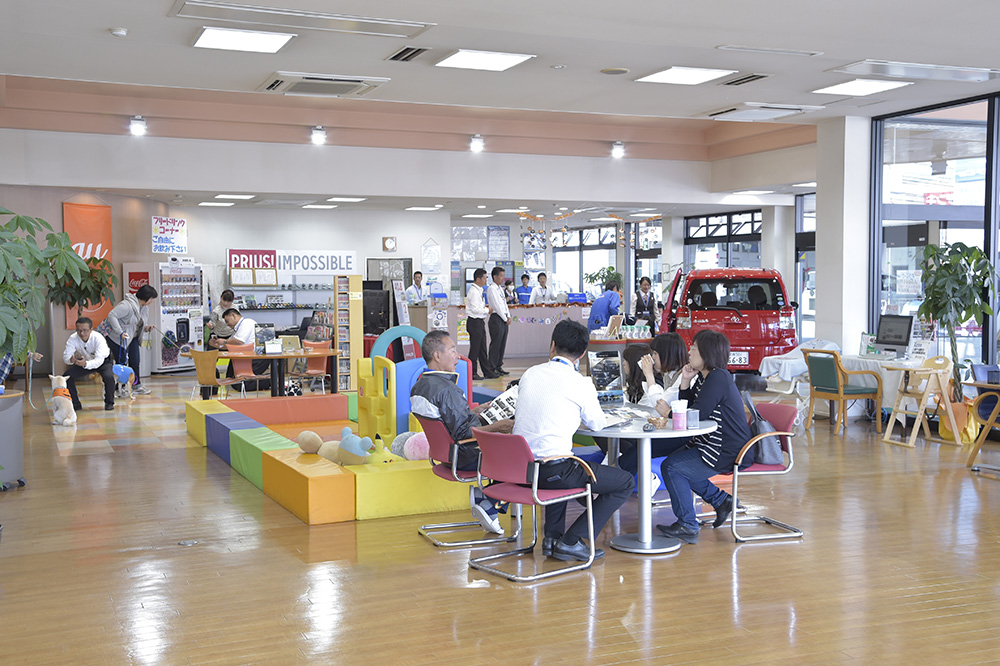 にぎわう店内。車のことを相談する姿も……