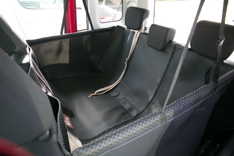 汚れや傷、抜け毛がシートに付くのを防止するペットシートカバー。汚れても丸ごと水洗いできるので安心