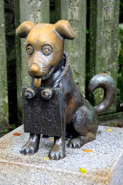 こんぴら狗（いぬ）（香川県琴平町）＝江戸時代、飼い主の代わりに「こんぴら参り」をしたという代参犬。街道筋の人や旅人が世話をしたという