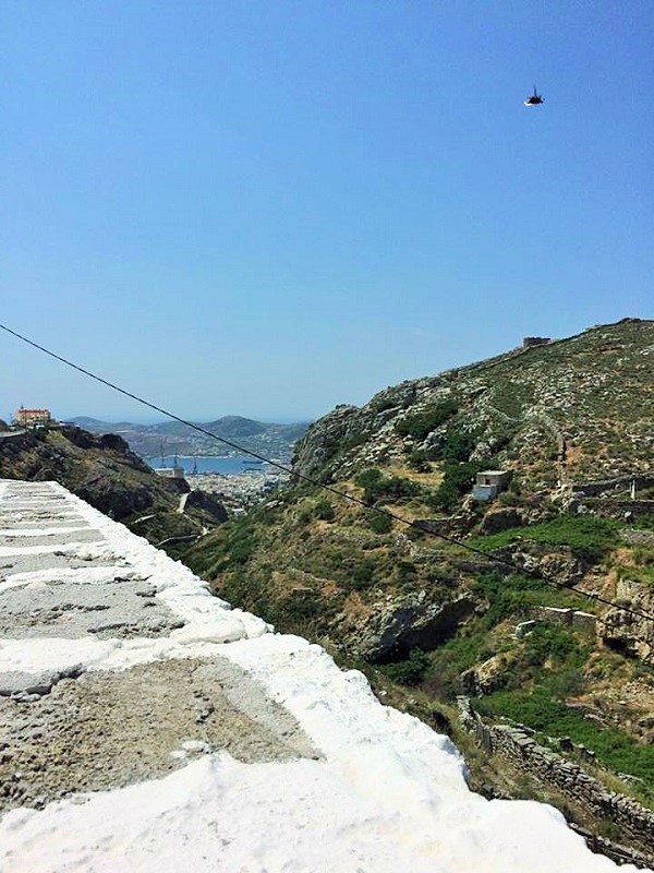 近所の景色。夏はかなり乾燥していて、こんな雰囲気。土地の所有を示すための壁の跡があちこちに。