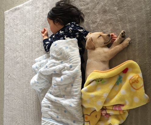 恵ちゃんと背中合わせで　まだ体が小さいサンディ