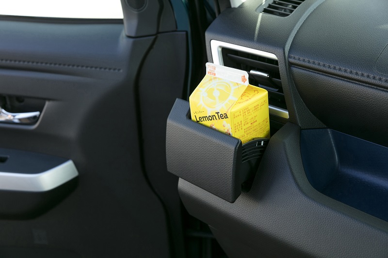 大きめのドリンクホルダー。スマホを置いても便利。