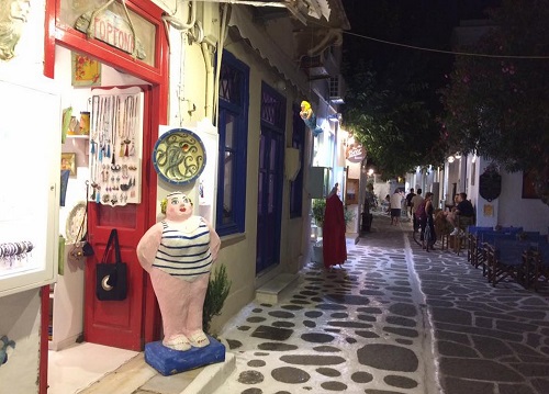 オススメの陶器屋さん「ゴルゴナ」は水着姿の女性の張り子が目印。旧市街は夜もすてき（パリキア）