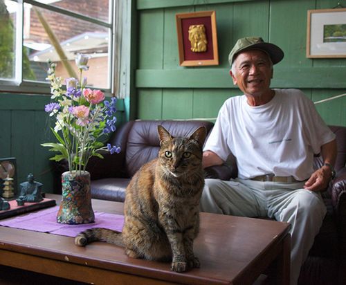 「木沢地区活性化推進協議会」で“校長”の肩書きを持つ山崎さんと、猫校長