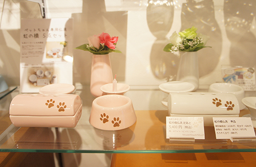 足あとがあしらわれたかわいらしい仏具セット