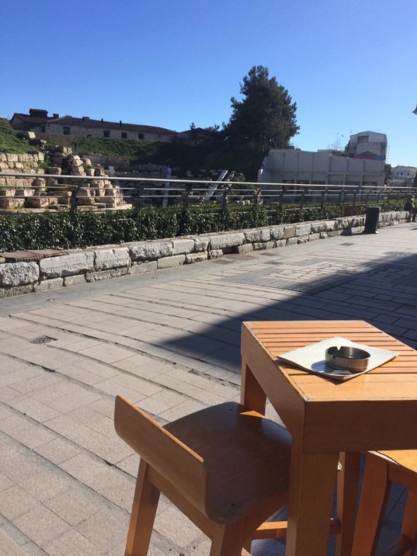 遺跡を眺めながらコーヒーを飲めるカフェも（ラリサ市）