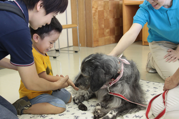 読み聞かせのあとのふれあいタイム（ｃ）大塚敦子