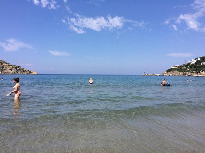 山をはさんで港と反対側のキニ・ビーチ！犬に会いながら山を越えると、サラサラの砂、海のきれいなビーチが待っています。