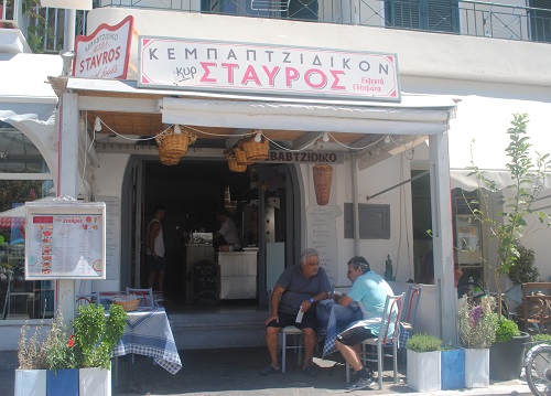 パリキアのメインスクエアにある「スタヴロス」では、ギリシャのファストフード「ギロス」が楽しめます。ここのは安くて美味しかったのでオススメ！ ちなみにその近くにあるホテル「ROOMS MIKE」のご主人は少しだけ日本語を話せる（！）ので、ぜひ泊まってお話してみてください。