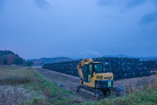 避難解除になった今も１００万個を超える放射能廃棄物入りの黒い袋が積まれている　写真＝上村雄高