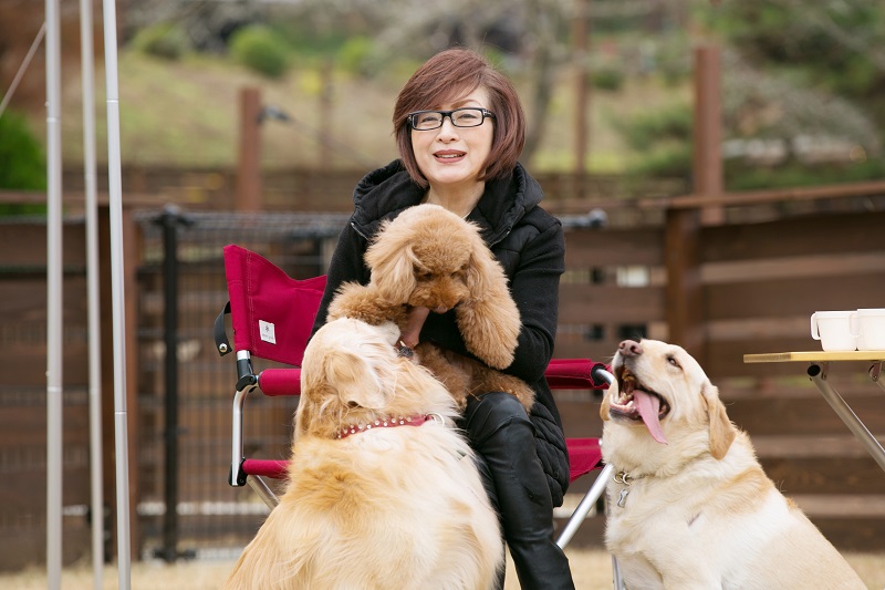 オートキャンプ場でひと休み。みんな藤野さんが大好きです