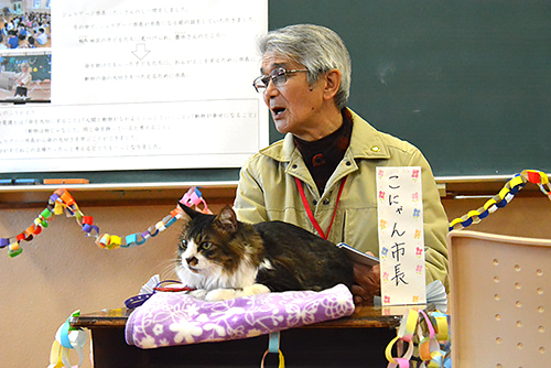 児童の発表を聞いた後、ジュリアーノ市長の感想を代弁する豊永勝弘さん