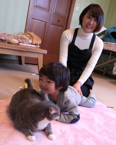 猫と孫の成長を見守る、若い歩ババちゃん