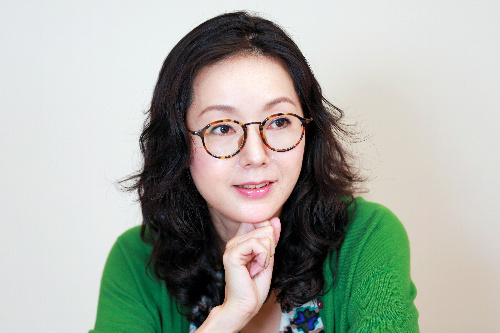 愛猫について語るとよた真帆さん＝岡田晃奈撮影