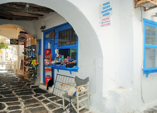 わんこのいるお店はこんな感じ。お客さんがいない時、お向かいの店の店員さん同士が外に置いた椅子に座っておしゃべり…というのがギリシャのショッピング街の特徴かも（パロス島・ナウサ）