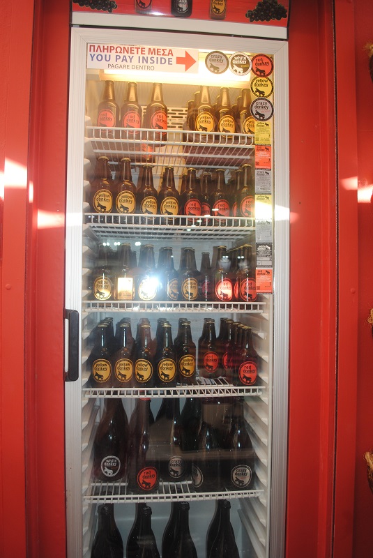 サントリーニの地ビールのラベルデザインは、やっぱりロバ。味の違いでred、yellow、white、crazyと4種類。このラベルの柄のTシャツやバッグも人気