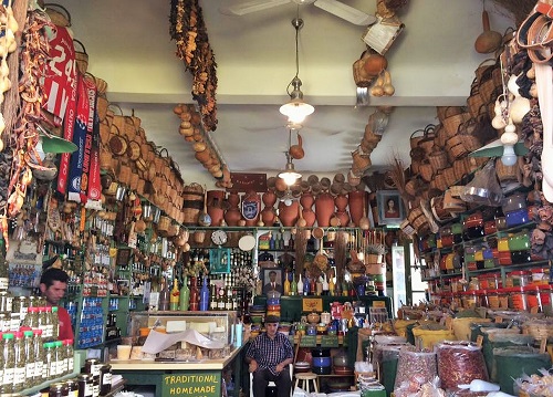 ホラからビーチへ行く道にあるお店、「tyrokomika eidi」。名前こそ「チーズグッズ屋さん」ですが、この島の伝統的なものすべてを集めたようなお店。ホテルのオーナーオススメのお店でした