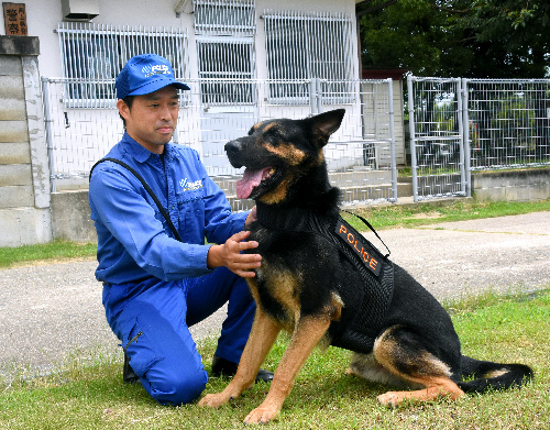 巡査部長の森川昌志さんとエイム号＝岡山市北区