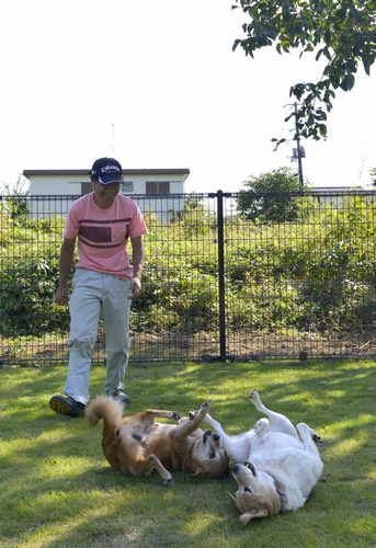 ドッグランで犬と遊ぶ赤間さん（太田康介撮影）