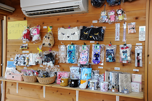 猫関係グッズを販売