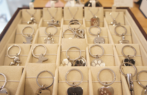 ペットのお骨を入れることができるキーホルダー。種類も豊富。