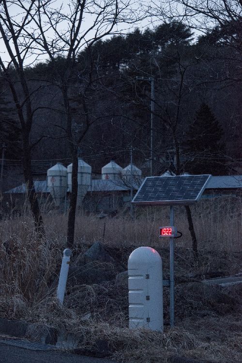 マメの家からほど近い放射線量のモニタリングポスト。今も高線量を提示し続けている　写真=上村雄高