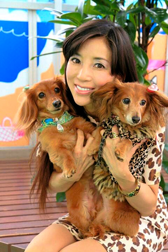 川島なお美さんと愛犬のココナツ（左）、シナモン＝エンジン０１文化戦略会議提供